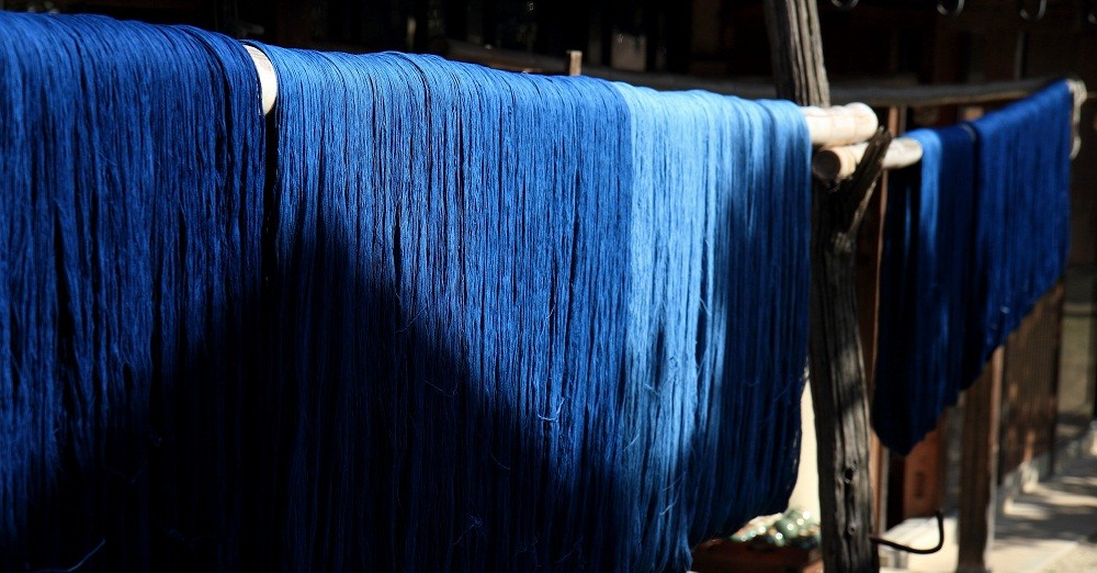 What’s the difference between indigo dye and reactive black dye in denim production