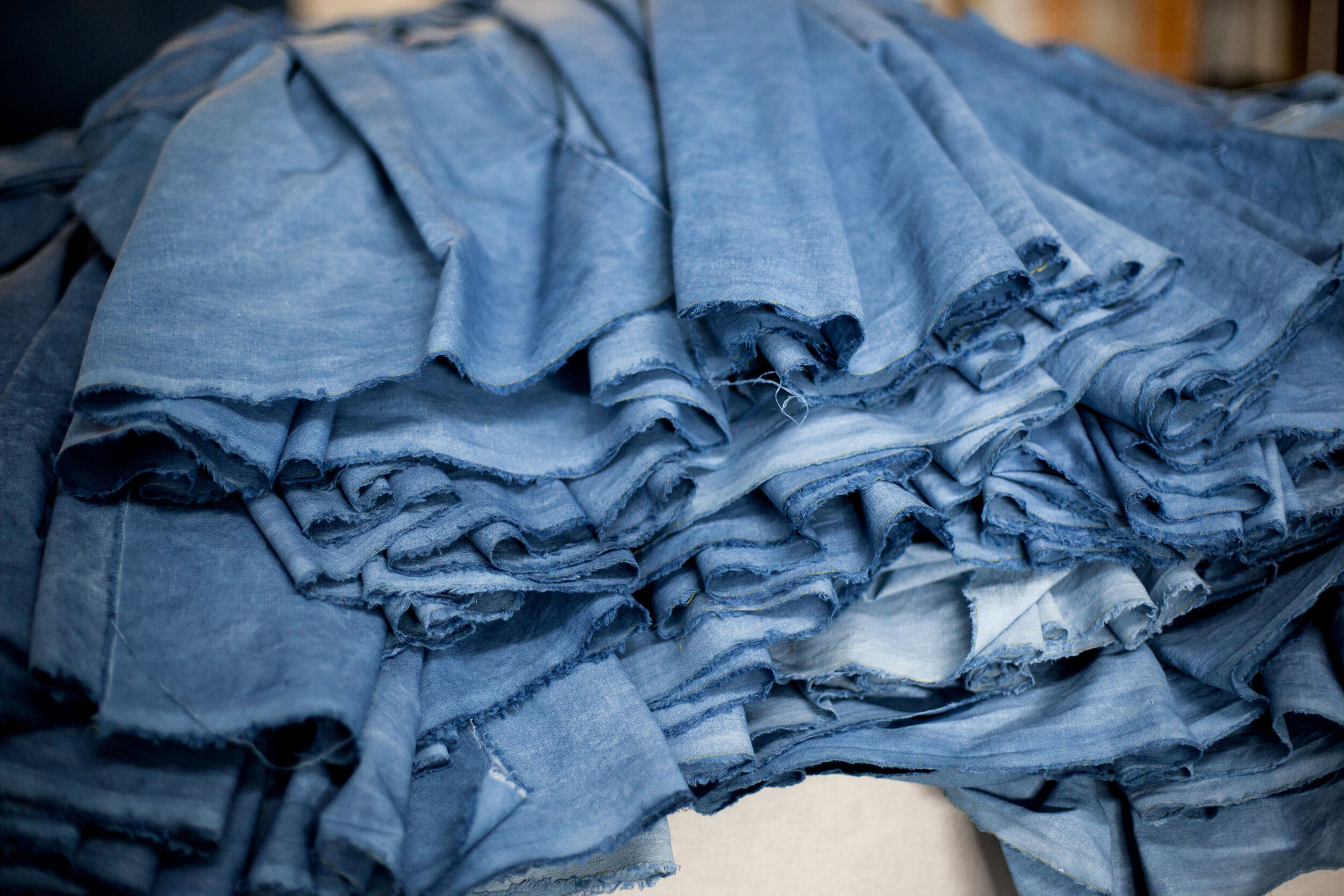 How does the black-dyeing process influence fabric shrinkage and hand feel?