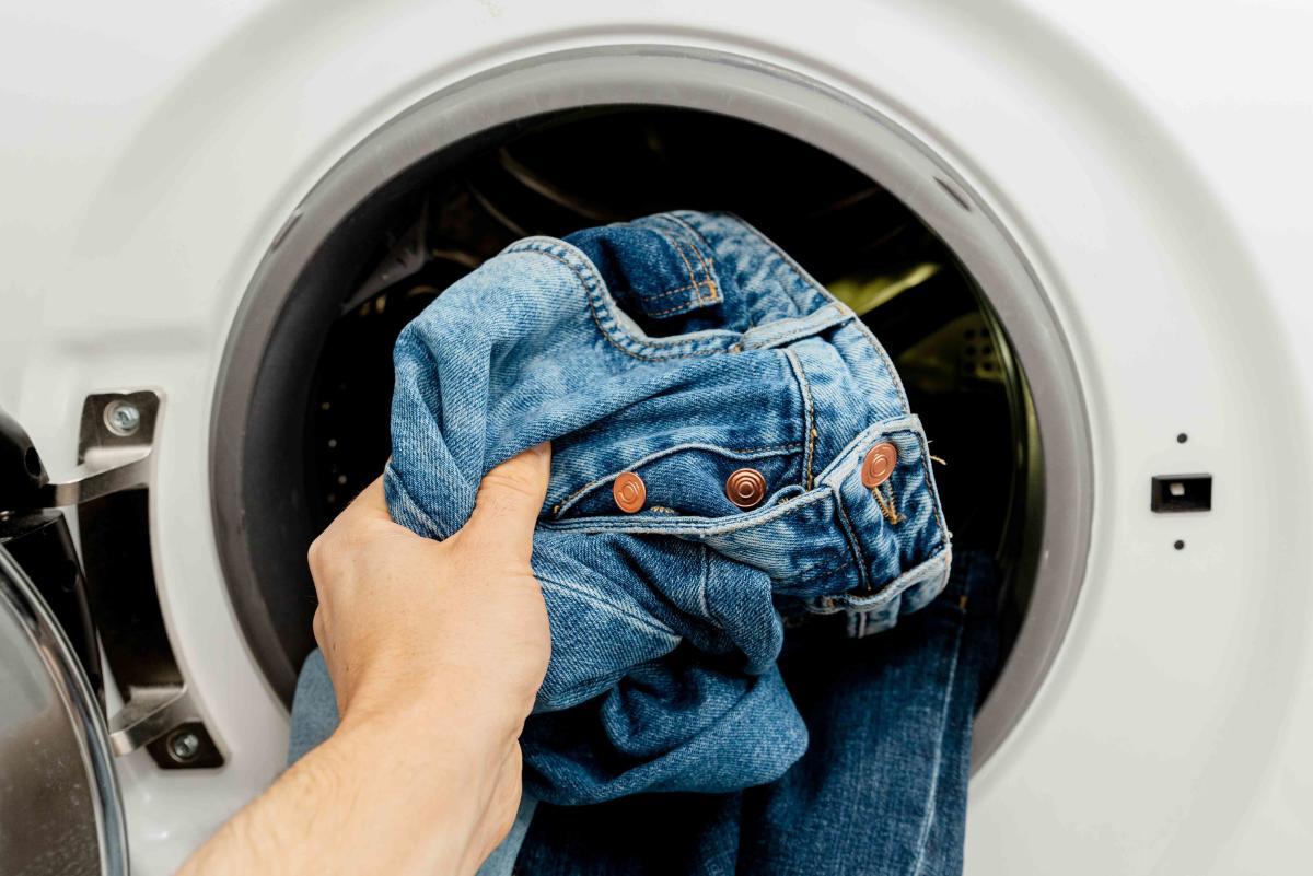 Do washing and care methods for black jeans differ to minimize size loss and color fade？