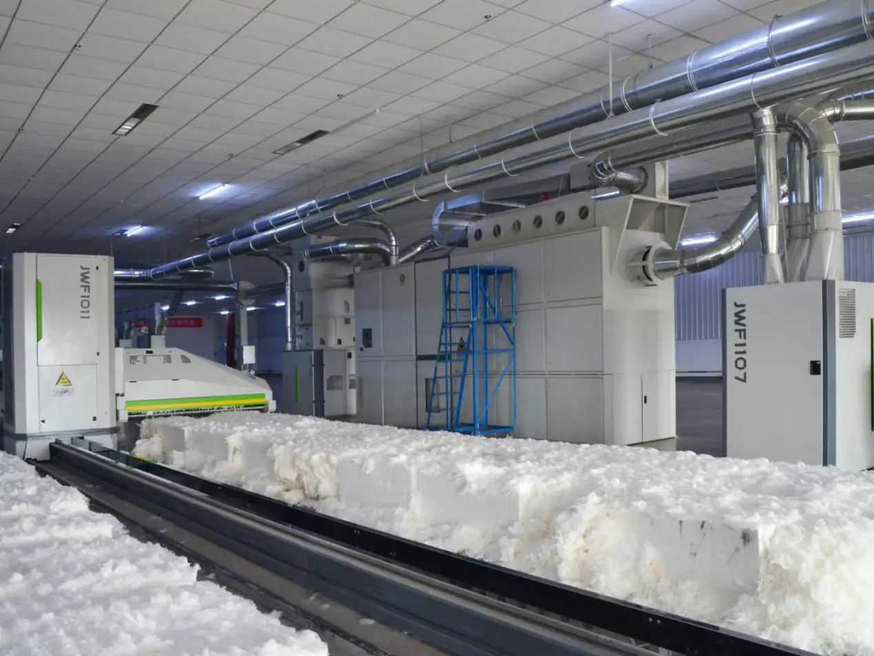 How Are Rayon and Spandex Fibers Integrated into the Denim Production Process?