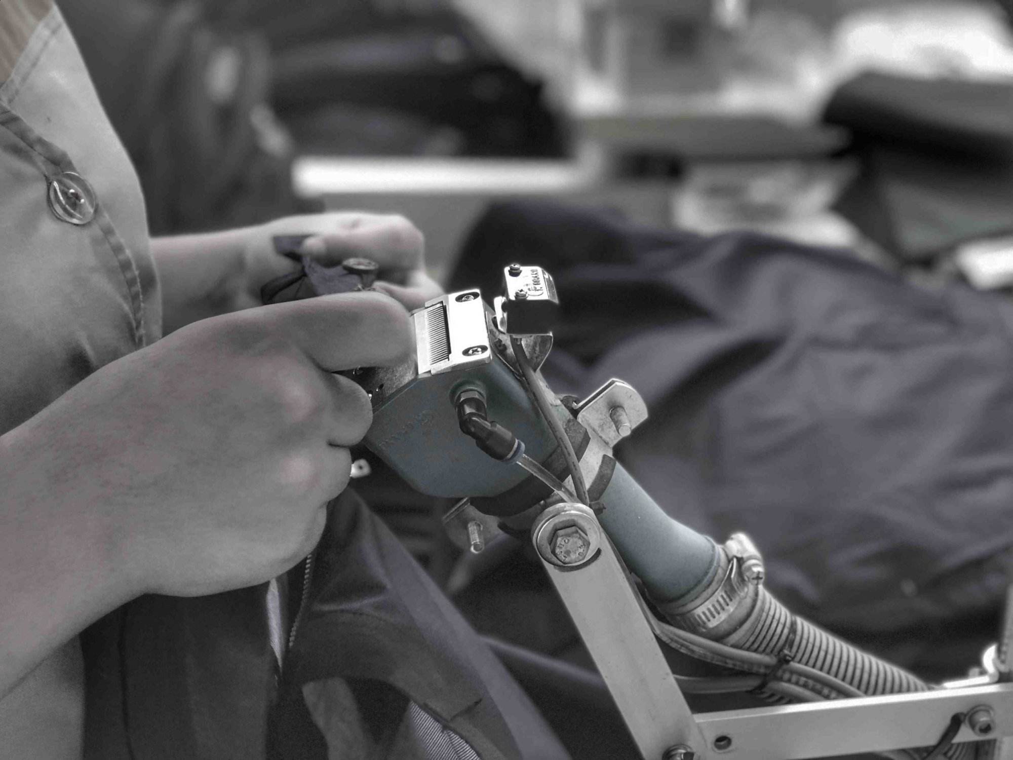 How do custom clothing manufacturers accommodate low minimum order quantities?