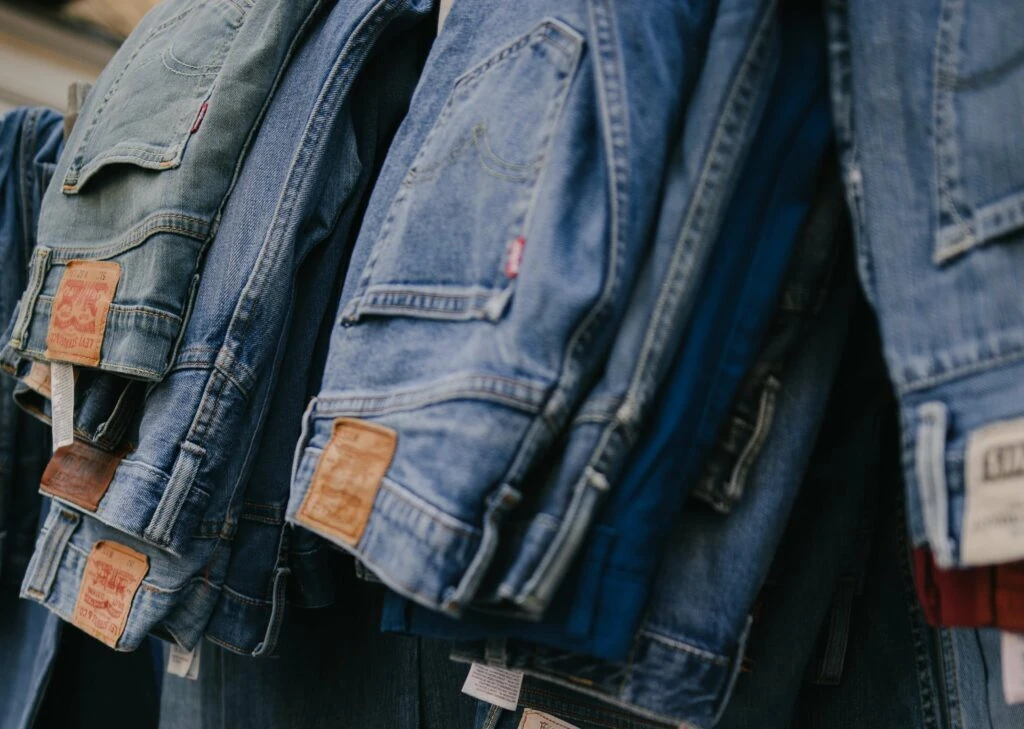 设计师和零售商如何选择合适的美国牛仔裤制造商?