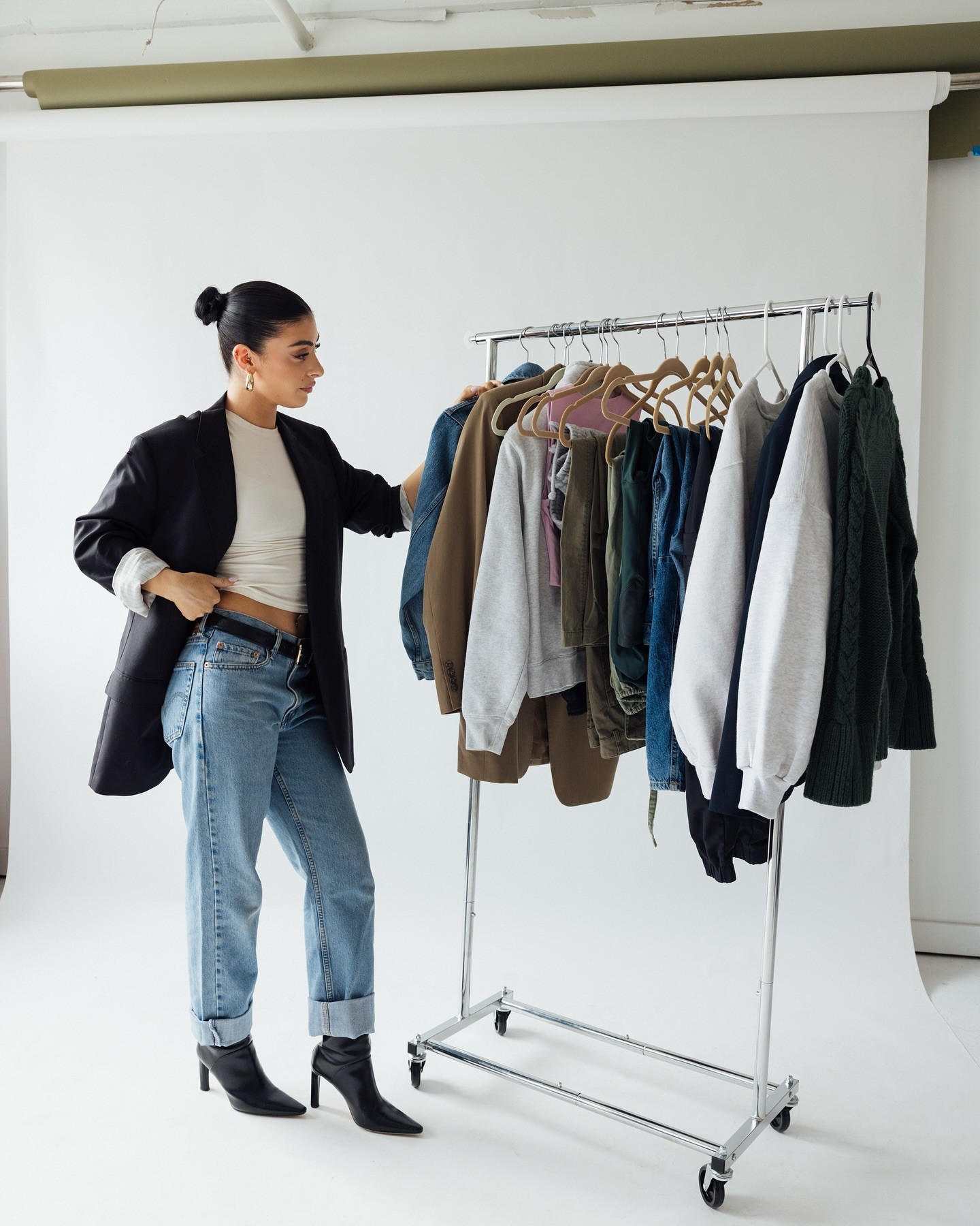 What online platforms offer men’s denim jeans?