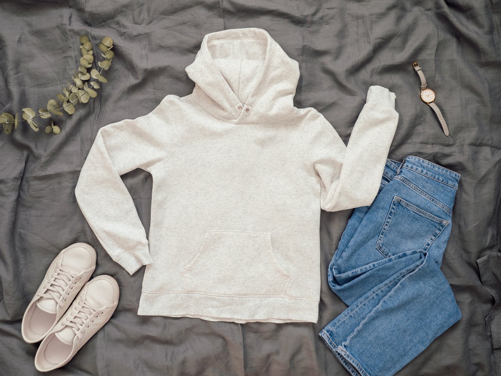 sudadera con capucha y jeans