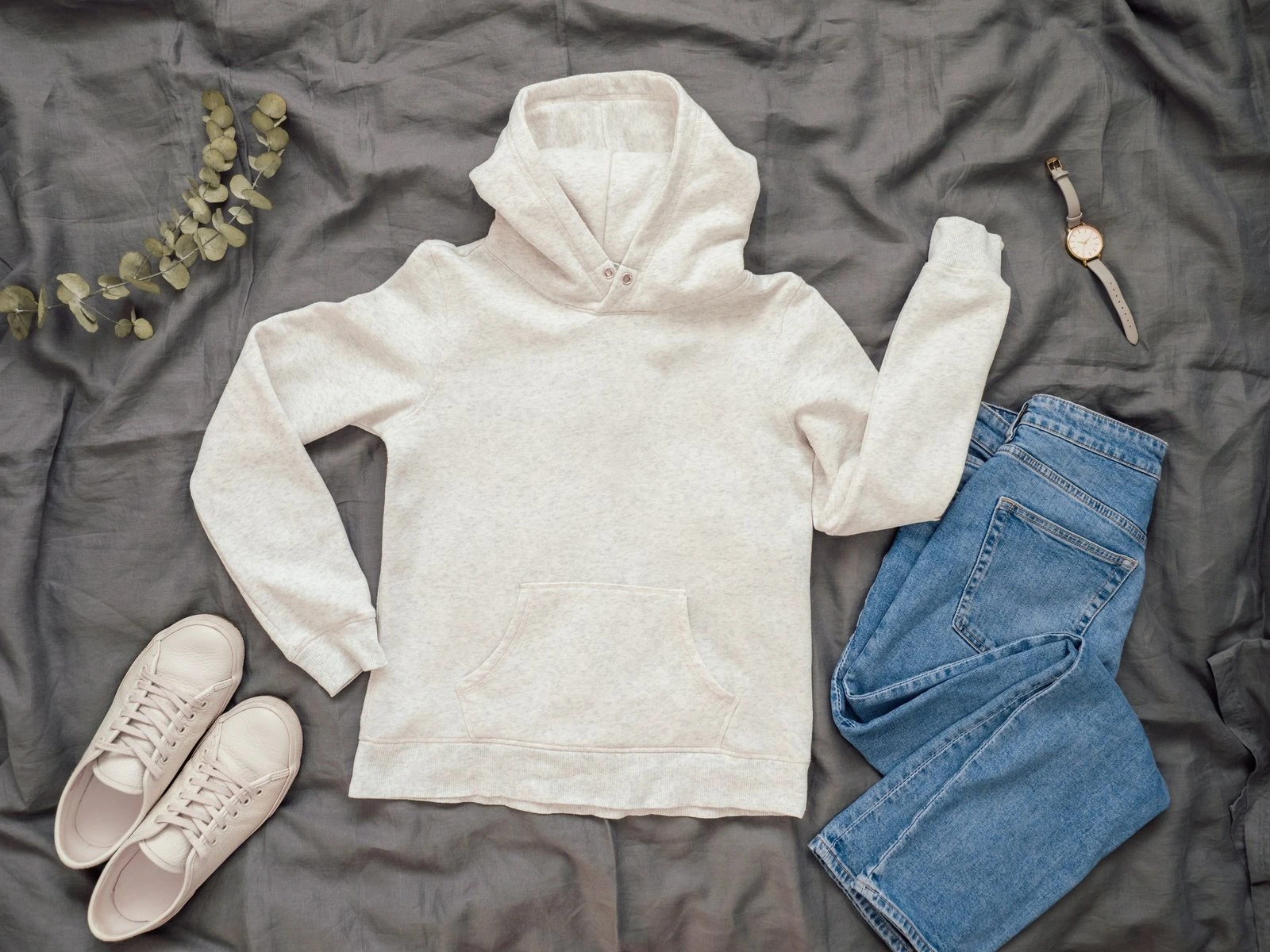 sudadera con capucha y jeans