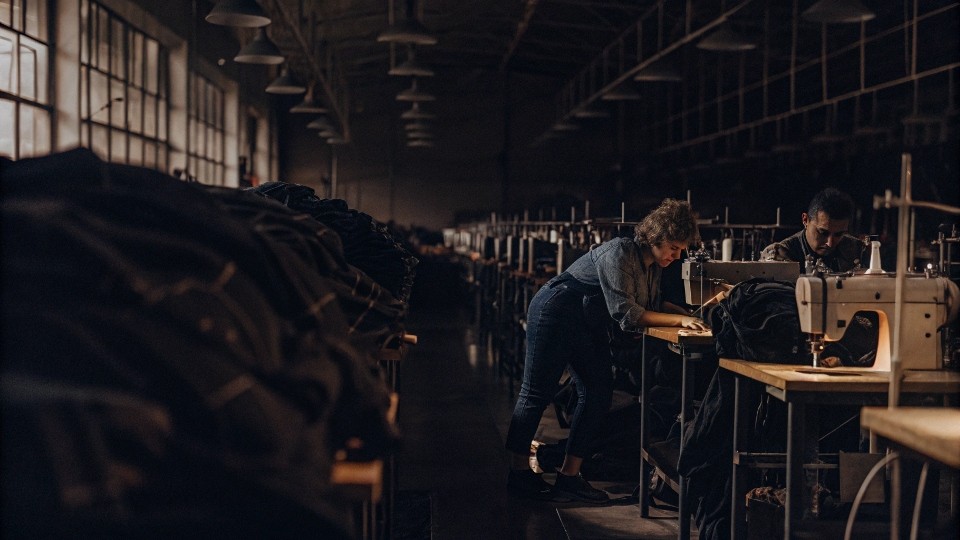 A stable and responsible jean supplier offers low MOQs, custom design services, certified production standards, strong communication, and full transparency across sourcing and manufacturing.