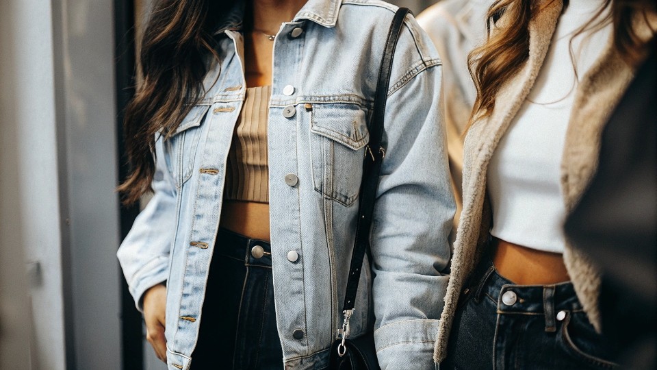 Zara focuses on affordability and seasonal trends rather than long-term durability. Their denim jackets offer up-to-date styles at low prices, appealing to fashion-forward shoppers who want variety but aren’t concerned with multi-year wear.
