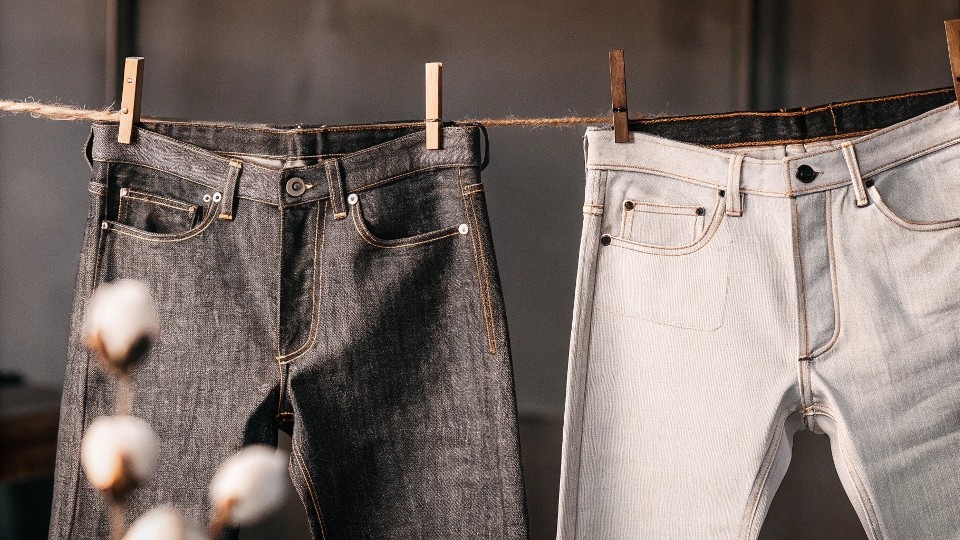 The most common natural fibre used in jeans is cotton, prized for its breathability, softness, and ability to take dye. Though denim traditionally used 100% cotton, newer variations now mix cotton with other natural fibres like hemp and linen to improve performance or sustainability.