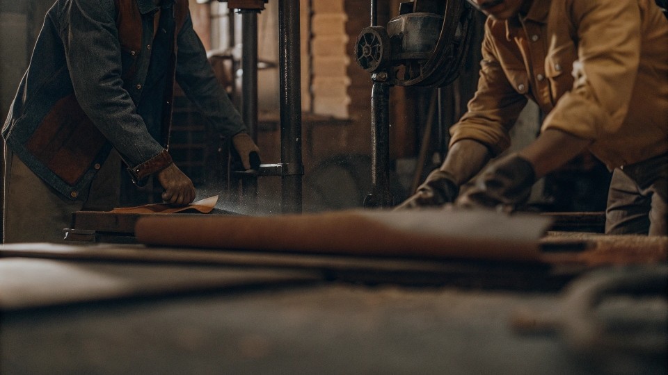 Most top fashion brands rely on trusted OEM (Original Equipment Manufacturer) or ODM (Original Design Manufacturer) partners—often located in China, Bangladesh, Vietnam, or Turkey—to provide scalable, quality-driven, and often custom clothing production.