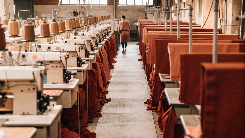 To find the best jeans manufacturer, look for a partner with proven experience, low MOQs, OEM/ODM flexibility, transparent pricing, and quality assurance practices. Top manufacturers offer end-to-end services from design to shipment, and understand the needs of small brands and premium labels.