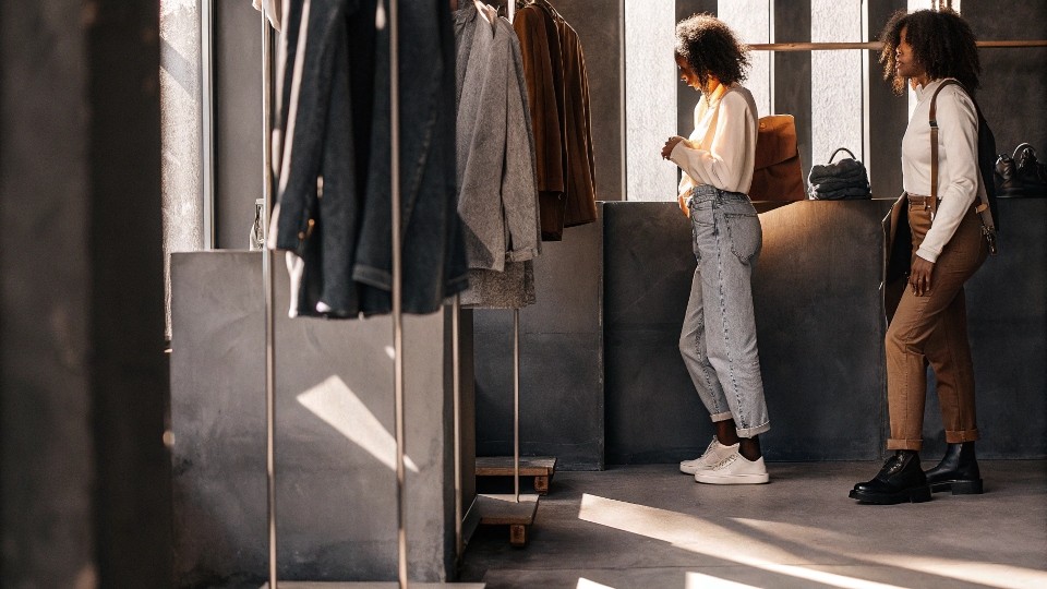 Fashion-forward consumers, premium streetwear brands, and designers seeking heritage quality and uniqueness should choose selvedge denim over regular options.