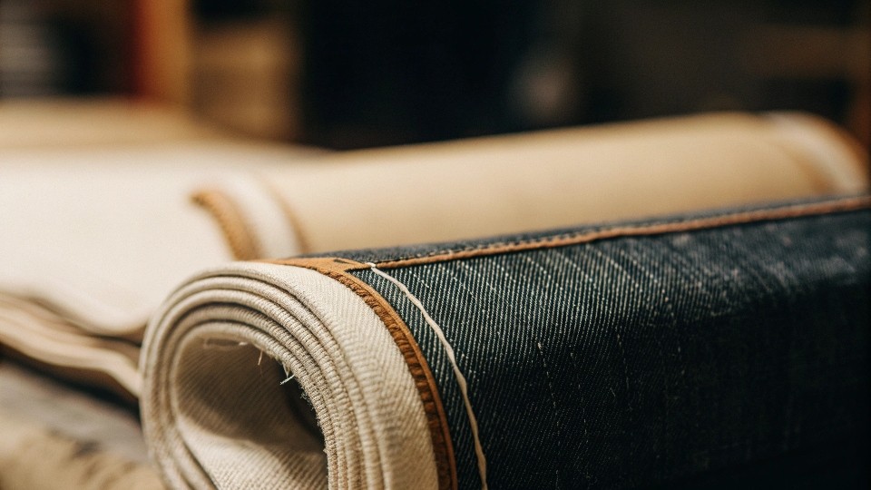 Selvedge denim is generally considered better than regular denim due to its tighter weave, superior craftsmanship, and enhanced durability, making it ideal for premium fashion brands and consumers seeking long-lasting, high-quality jeans.