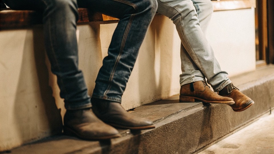 Tapered jeans are designed to gradually narrow from the thigh to the ankle, creating a V-like leg shape that offers more structure than regular fits and more room than skinny styles.