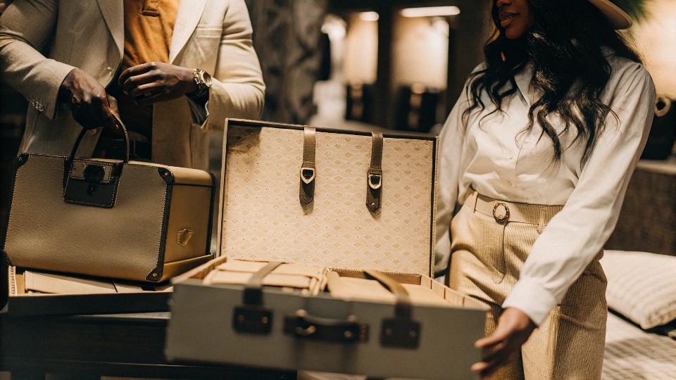 Valabasas invests heavily in brand-building: high-impact photoshoots, celebrity endorsements, pop-up events, and social-media storytelling.