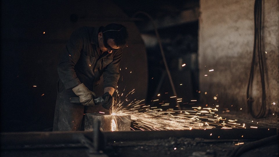 Denim’s mechanical superiority—high tensile strength (25–30 MPa), excellent tear resistance (10–12 N)