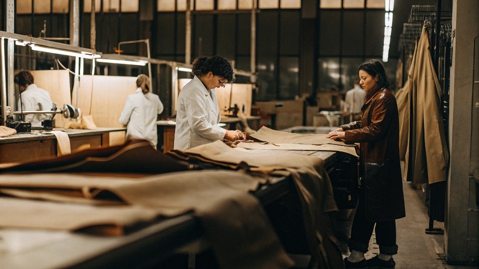Every factory partner, whether in Mexico or Asia, follows the brand’s technical package guidelines