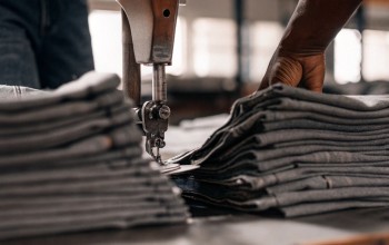 Stacked Jeans vs. Plain Jeans: What Are the Key Differences and Which Style Fits You Best?