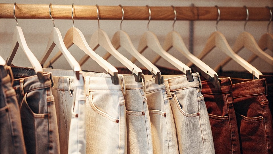 high-waisted jeans are absolutely still in style