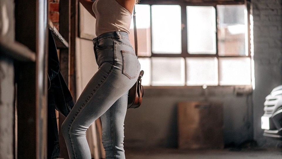 Low-rise skinny jeans resonate with buyers seeking a blend of retro flair and contemporary edge.