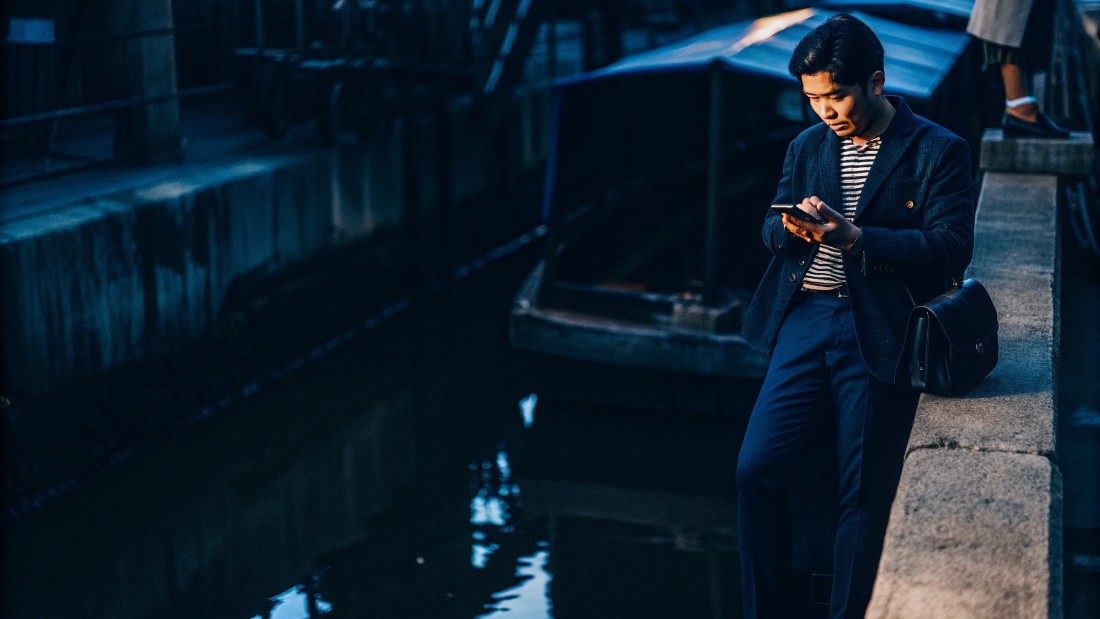 Most online retailers combine B2B marketplaces (Alibaba, Global Sources), trade-show contacts (Première Vision, Texworld), and direct factory visits. 