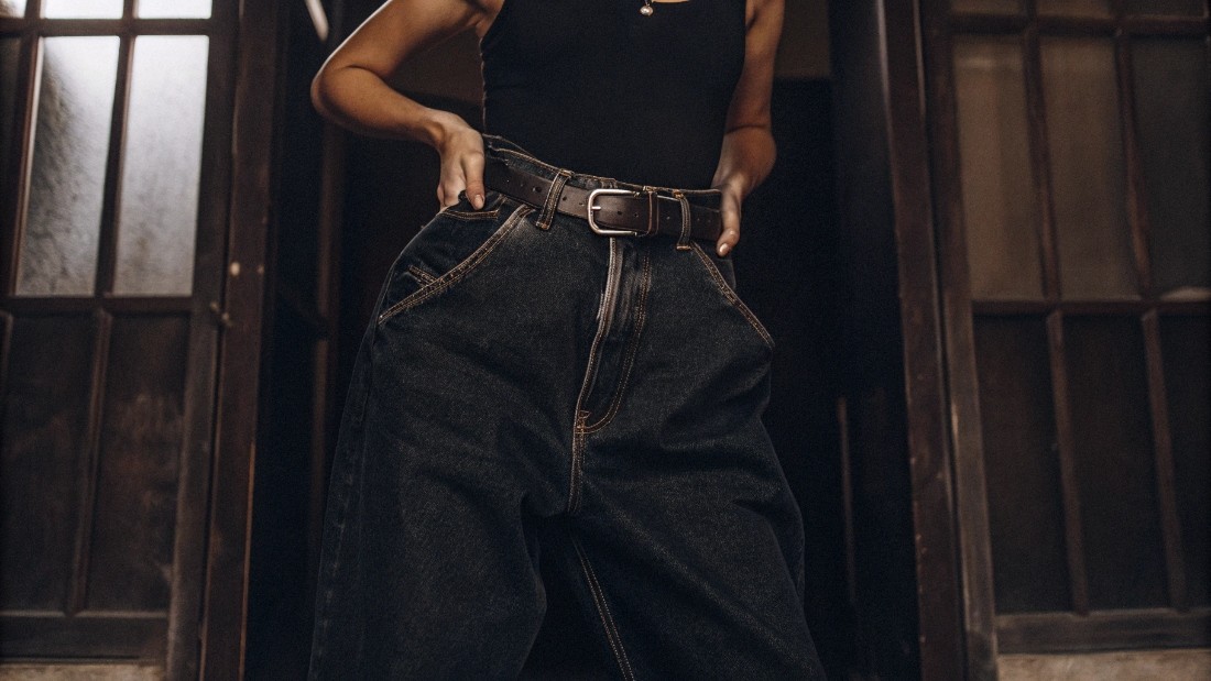 Styling Oversized Jeans with a Fitted Top and Belt