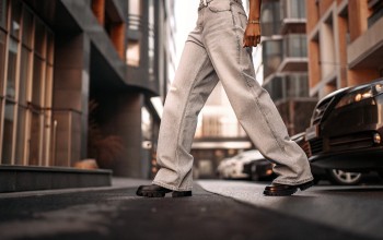 How Can Oversized Jeans Be Worn in a Fashionable Way?