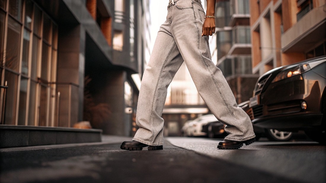 How Can Oversized Jeans Be Worn in a Fashionable Way?