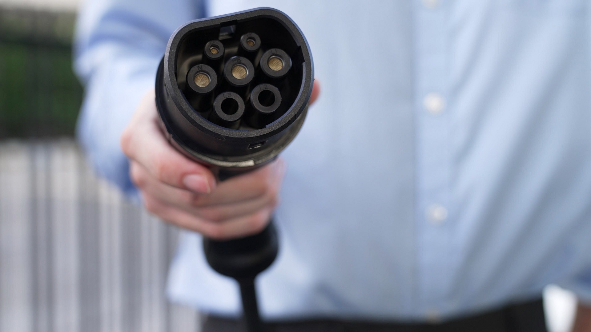 Fast charging station with heavy duty EV charger cable for high power applications