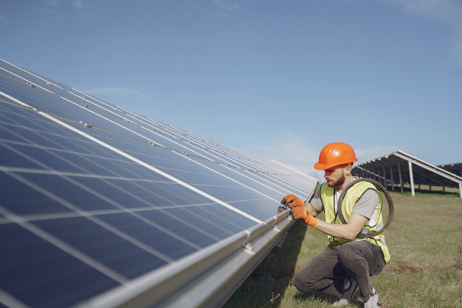 Cracked solar cable insulation in outdoor PV installation