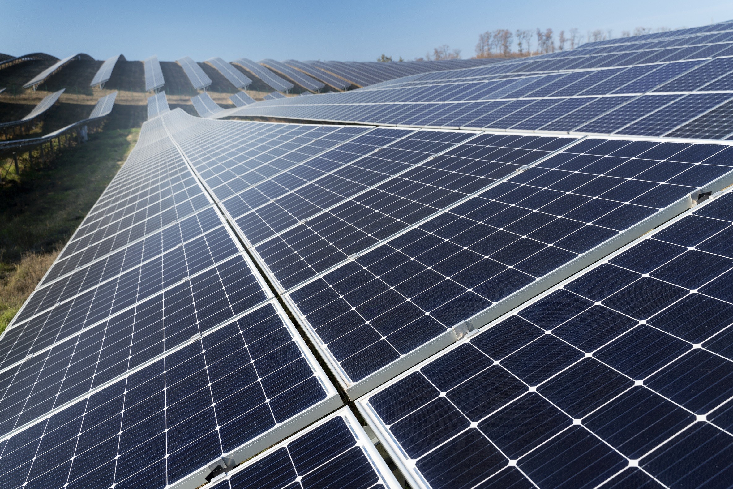 Solar power plant with high-performance PV cable installation