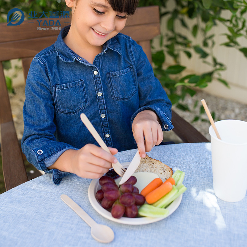 YADA Wooden Cutlery Set is smooth and safe for kids and children.