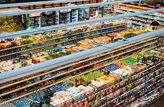 Escenario de uso de contenedores de madera para alimentos en supermercados, tiendas y comercios mayoristas