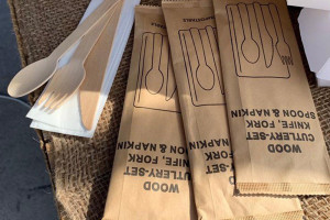 如何为您的餐饮企业选择合适的定制一次性木制餐具：专家提示