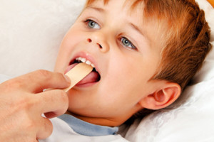 医用级一次性木质压舌板：亚大鑫源桦木压舌板对比分析