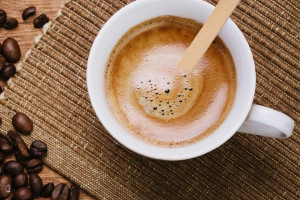 企业不使用环保型一次性搅拌器的隐性成本 | 亚大鑫源