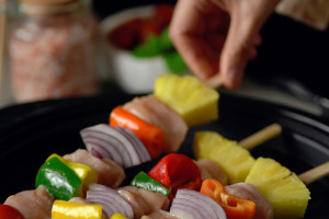 木质烤肉串 vs. 金属烤肉串——亚大鑫源生产的烤串签的安全性、成本和生态分析