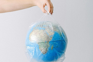 深入分析：塑料的健康风险和环境危害。