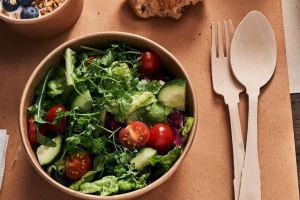 一次性木制餐具的旅程：从桦树林到您的餐桌。亚大鑫源的可持续制造