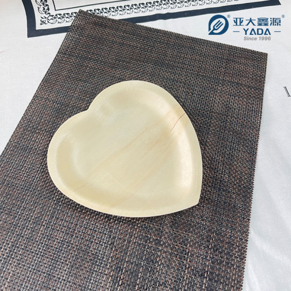 Platos de madera desechables en forma de corazón al por mayor | Bandeja de madera de abedul con forma de corazón para bodas