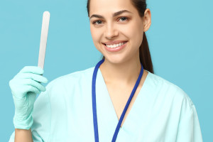 一次性木质压舌板的广泛应用：为什么医疗专业人员和更多人仍然依赖它们？