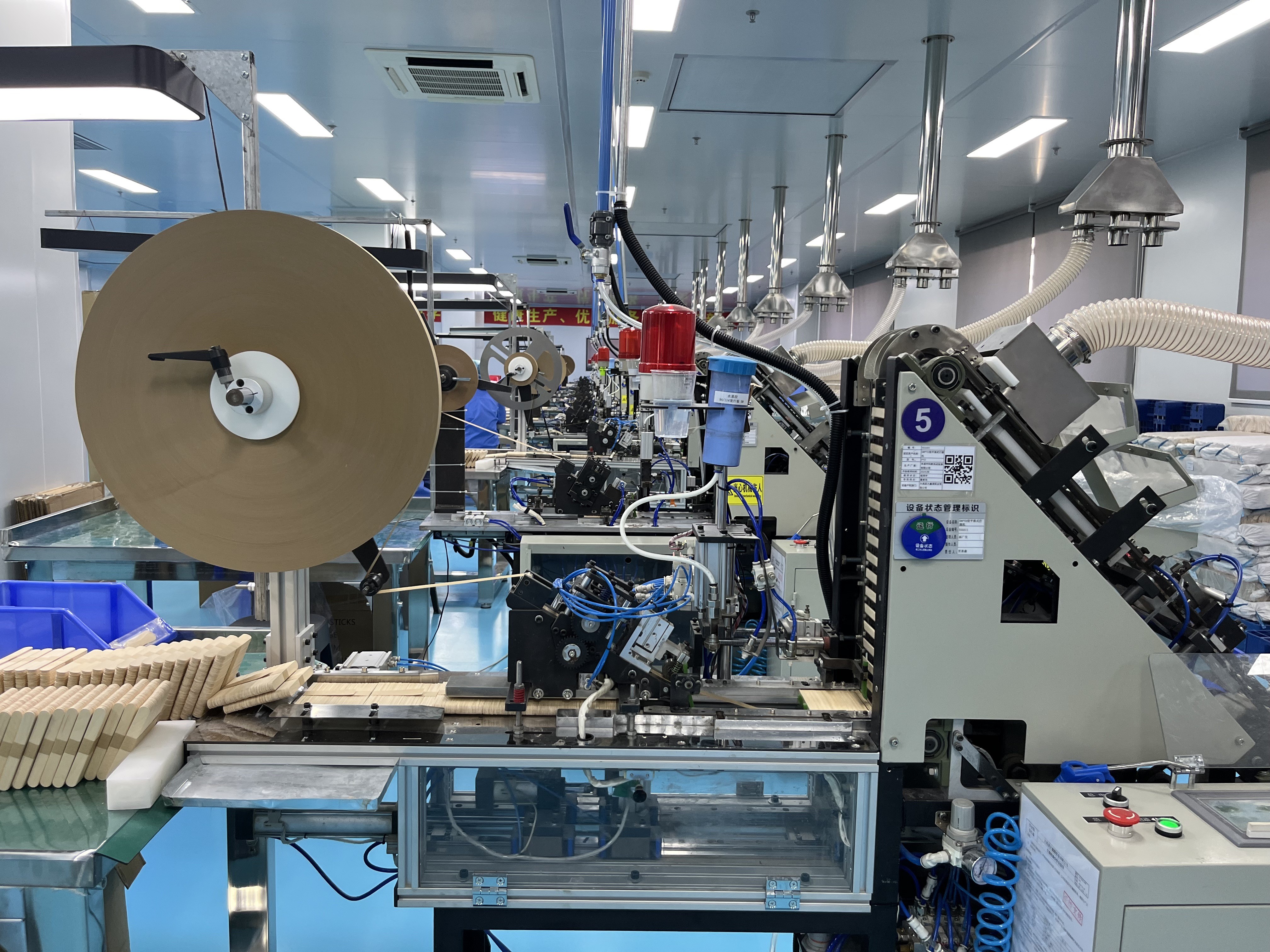 Photo slot: clean production workshop, 800 x 450
