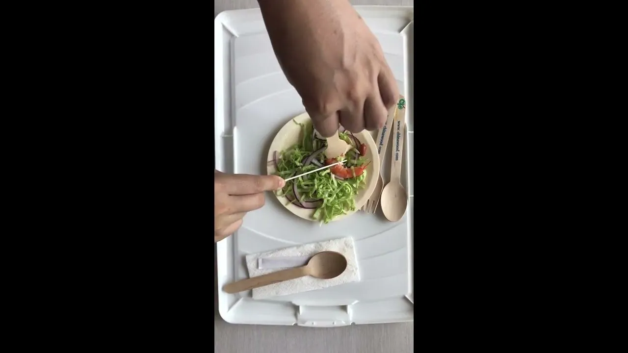 视频缩略图：打包用于宴会餐饮与外卖的木制餐具