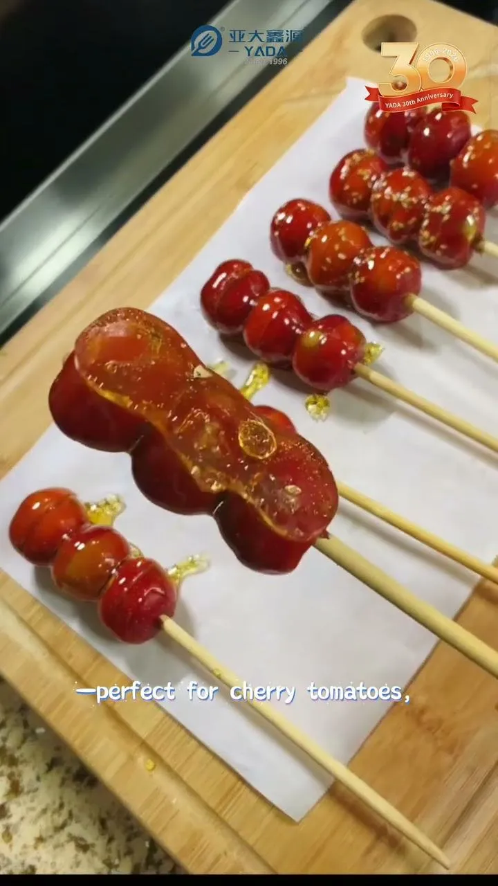 视频缩略图：竹签在烧烤炉上串起裹汁食物
