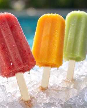 ¿Qué debe confirmar un fabricante de helado antes de pedir palitos de madera a granel?