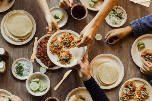 如何为家庭聚会选择一次性木制餐具