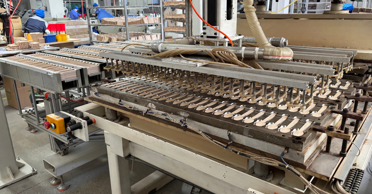 Disposable wooden cutlery