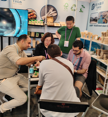 客户参观亚大鑫源第137届广交会展位。