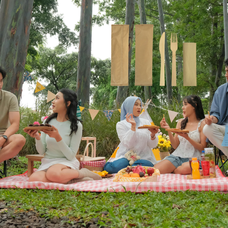 Picnic familiar en la Fiesta de Qingming con cubiertos de bambú