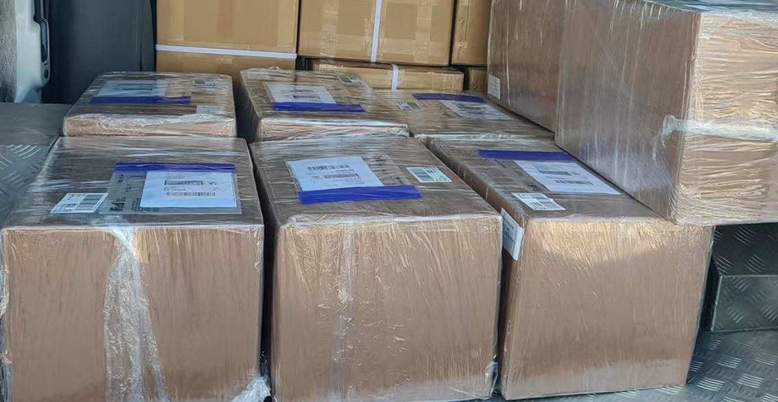 Rush-order loading of custom round-head coffee stirrers — 100,000 pcs of 180mm custom stirrers loaded for shipment after production