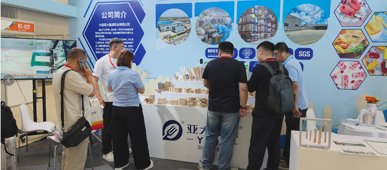 Domestic and international customers visiting the YADA Industrail booth for product and quote consultation